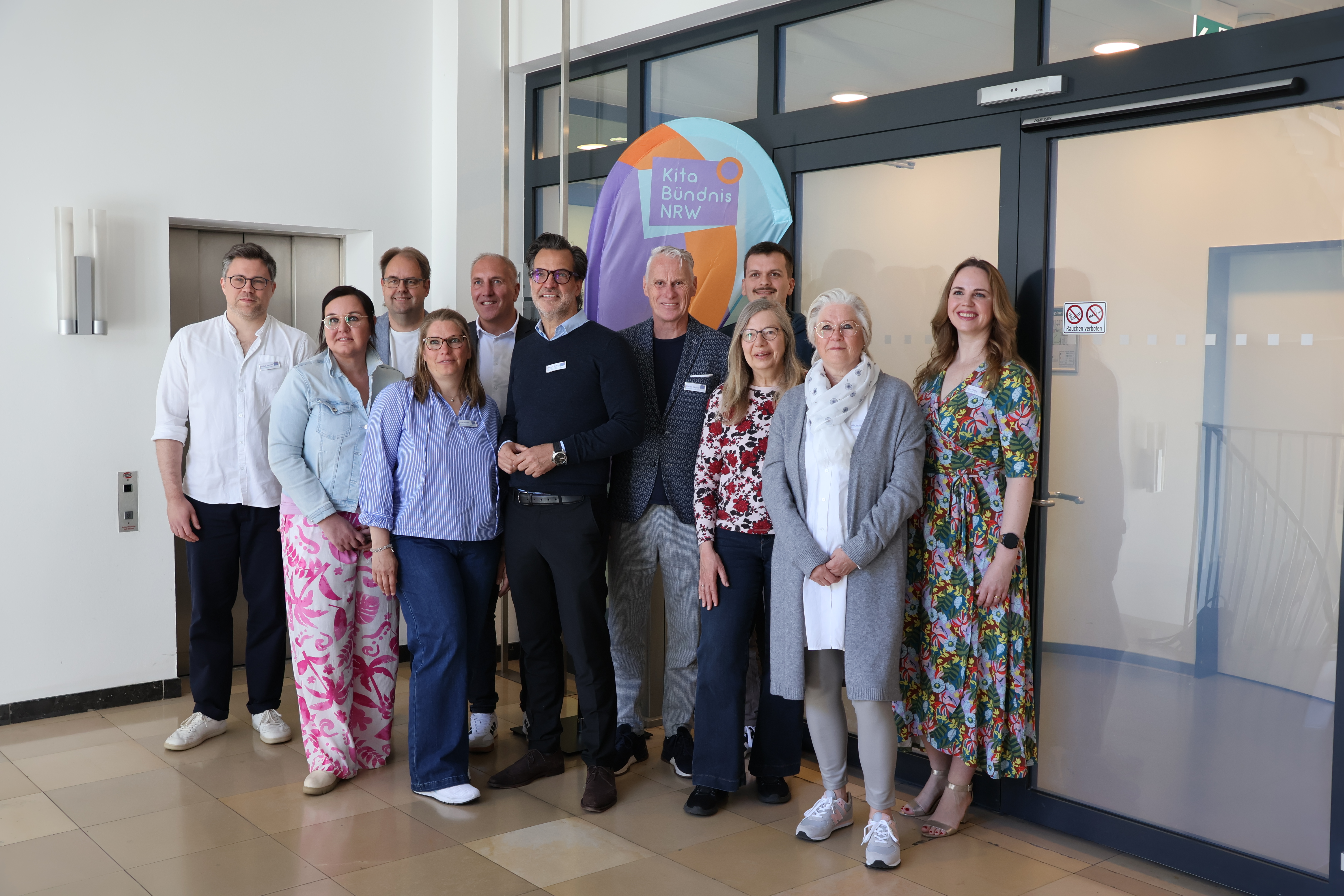 v.l.n.r.: Philipp Stewart (ver.di), Sandra Krümpel (Outlaw), Stephan Osterhage-Klingler (GEW NRW), Tine Wright (educcare), Prof. Dr. Timm Albers (Universität Paderborn), Marcus Bracht (educcare), Marek Körner (Fröbel), Dominik Matzantke (Fröbel), Ursula Holtmann-Schnieder (Landesjugendhilfeausschuss), Ute Jansen (Outlaw), Vera Hopp (VKJ)