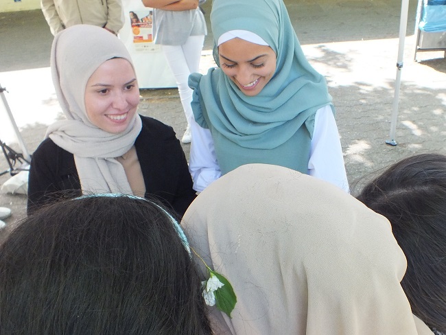 Hilal Anar (links) mit einer Mitarbeiterin des Jugendtreffs STREETHOUSE
